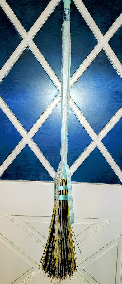 Gwyndolyn Stand Full Broom