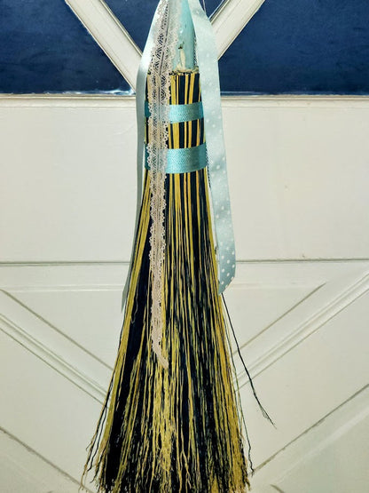 Gwyndolyn Stand Full Broom