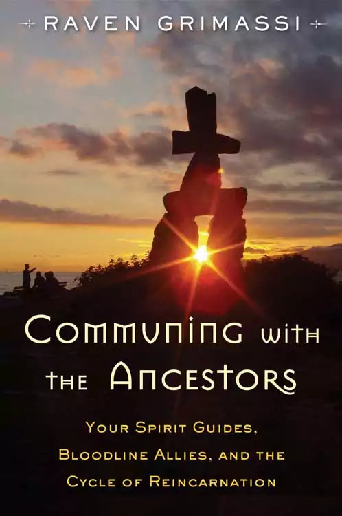 Book cover of Communing with the Ancestors by Raven Grimassi for ancestral spirit communication