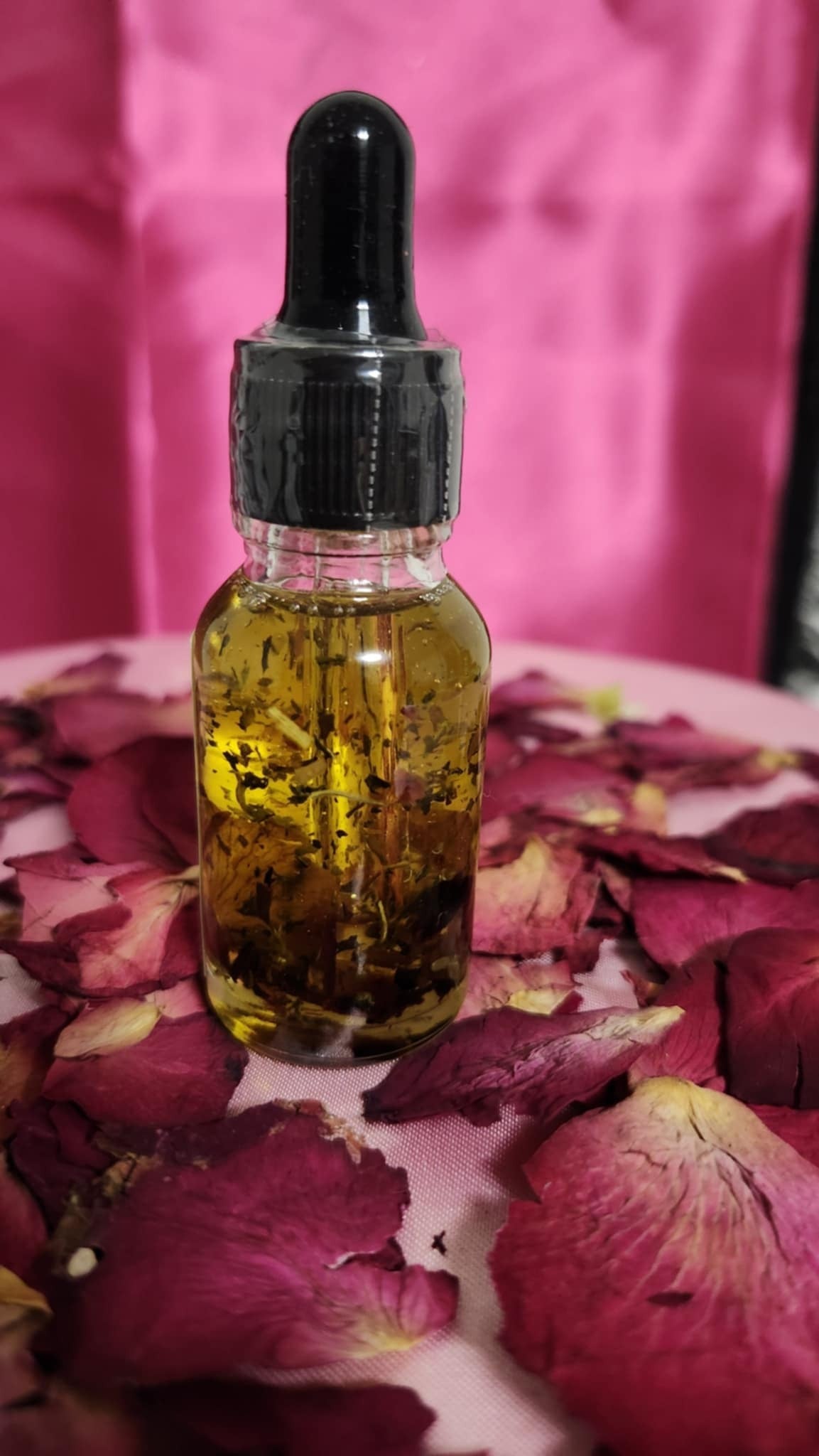 Bewitched Glamour Magic Oil invokes charm, confidence, and magnetism with every sensual, floral-infused drop.