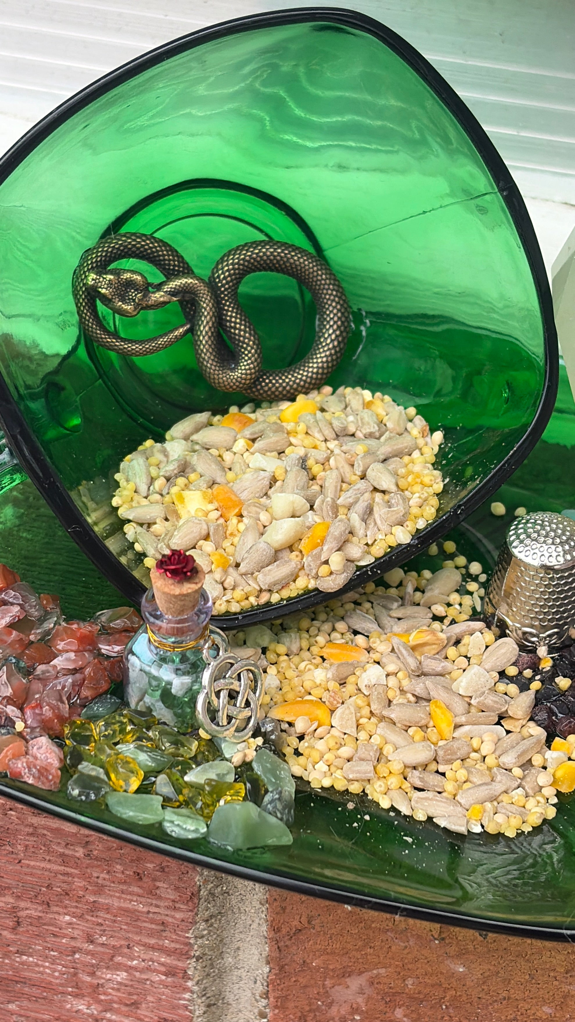 Emerald Venom teacup birdfeeder