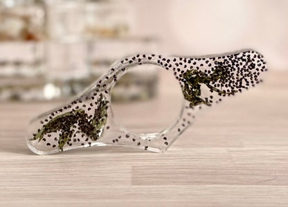 Resin Thumb Page Holder Cloaking 1