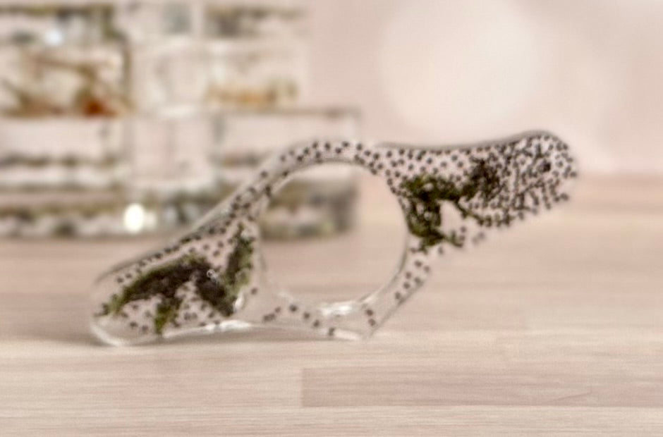 Resin Thumb Page Holder Cloaking 1